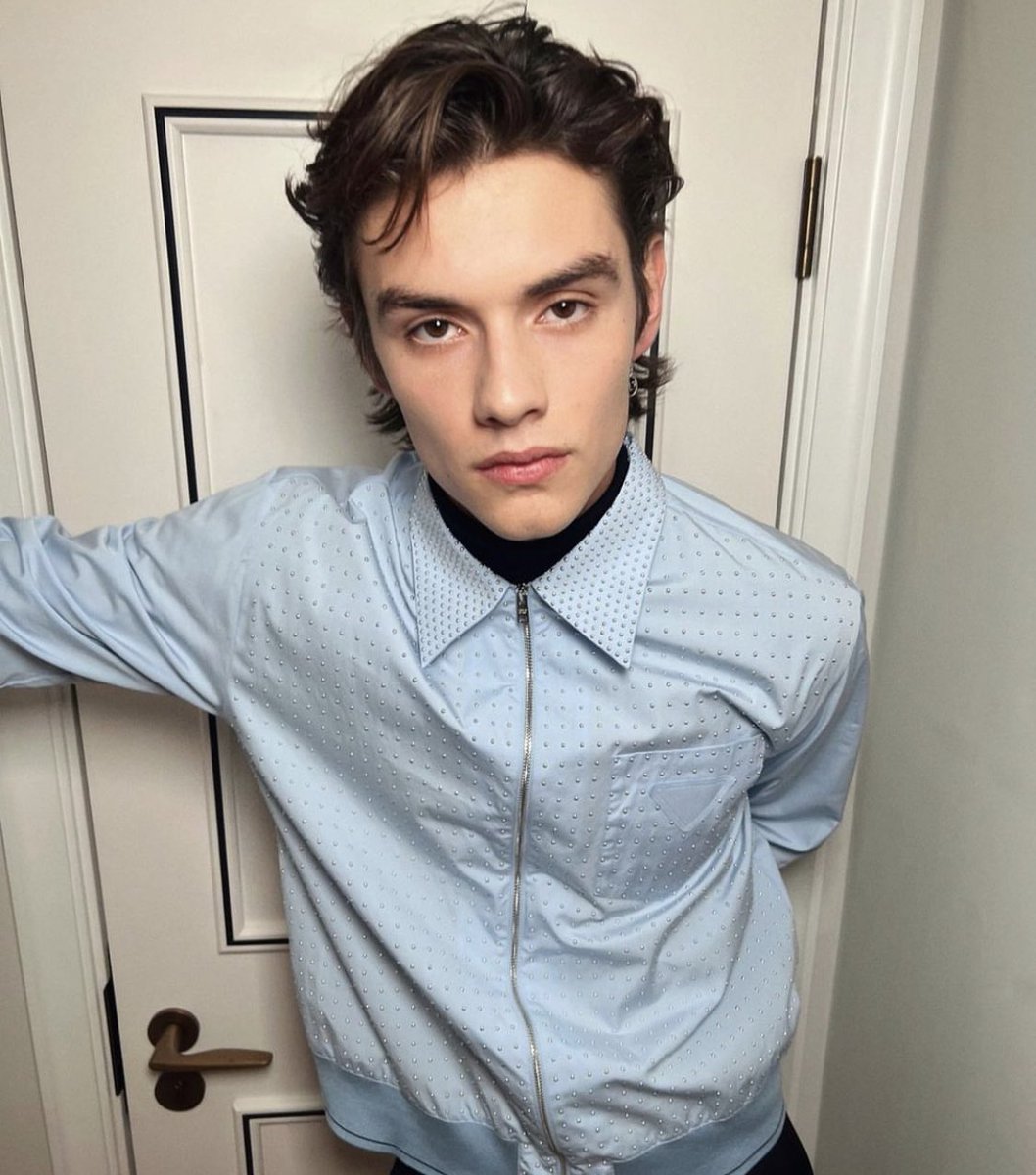 goldenheartvhes's tweet photo. kit connor x louis partridge WHEN I AM BEGGING YOU https://t.co/MQxV4sb1xW
