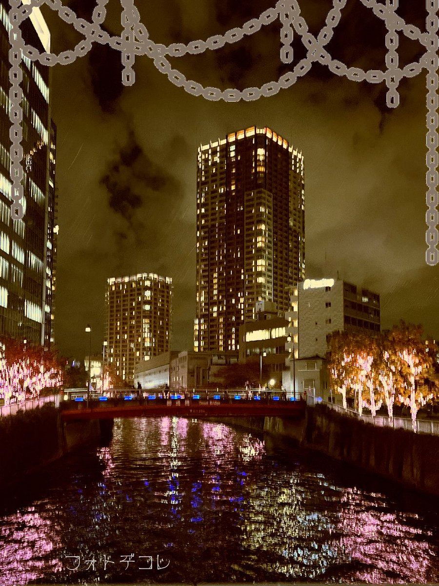 dm_photodecore's tweet image. 今年も目黒川ではイルミネーションが開催🌟
大崎五反田エリアで撮影しました📸

ピンク色の光が水面に反映され独特な雰囲気を演出しています😄

色々なフィルターとスチームパンクのフレームで遊んでみました！

写真は加工前→Retro→Vintage→Mellow
の順です。

#冬の桜 #目黒川 #イルミネーション