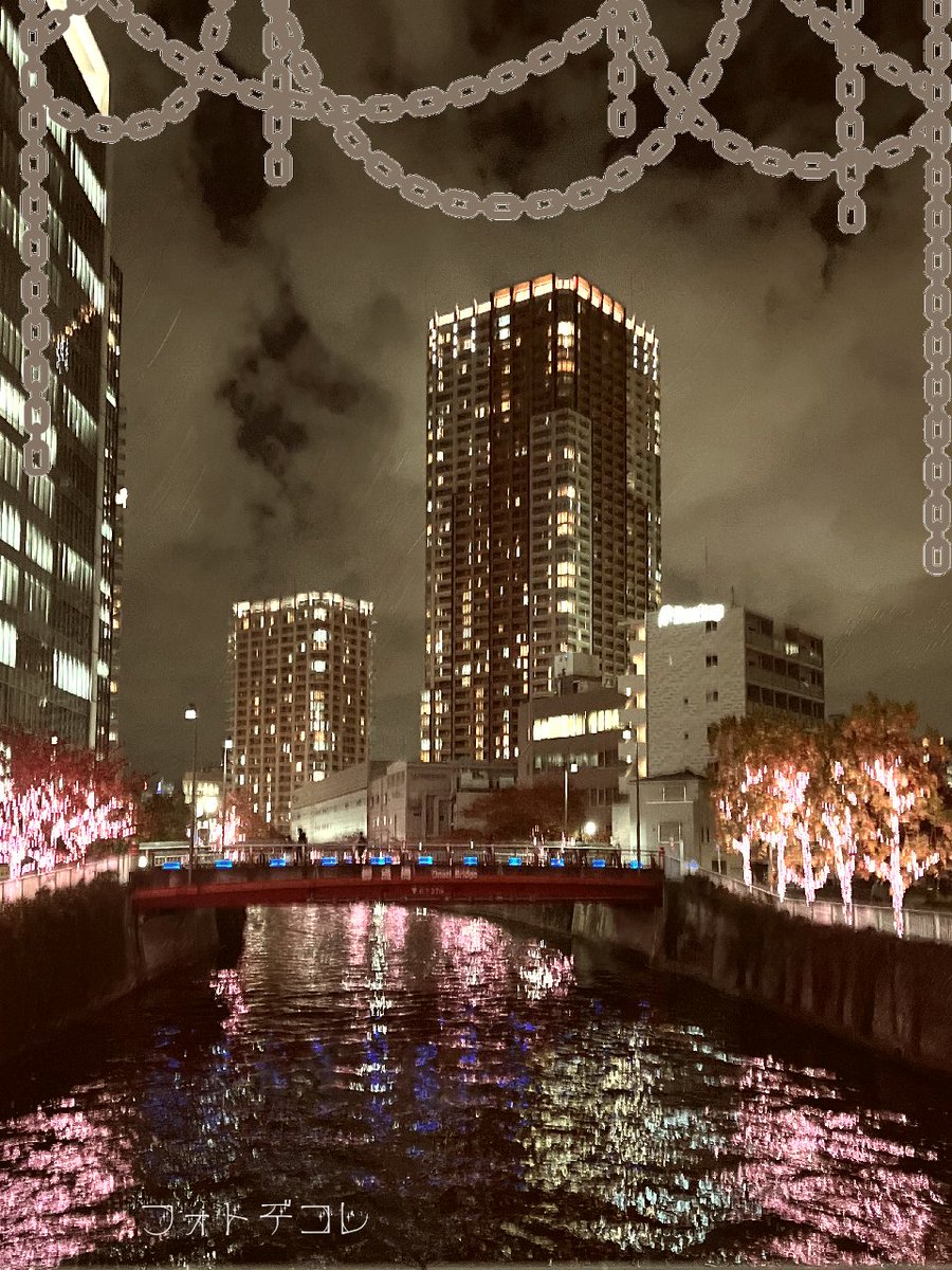 dm_photodecore's tweet image. 今年も目黒川ではイルミネーションが開催🌟
大崎五反田エリアで撮影しました📸

ピンク色の光が水面に反映され独特な雰囲気を演出しています😄

色々なフィルターとスチームパンクのフレームで遊んでみました！

写真は加工前→Retro→Vintage→Mellow
の順です。

#冬の桜 #目黒川 #イルミネーション