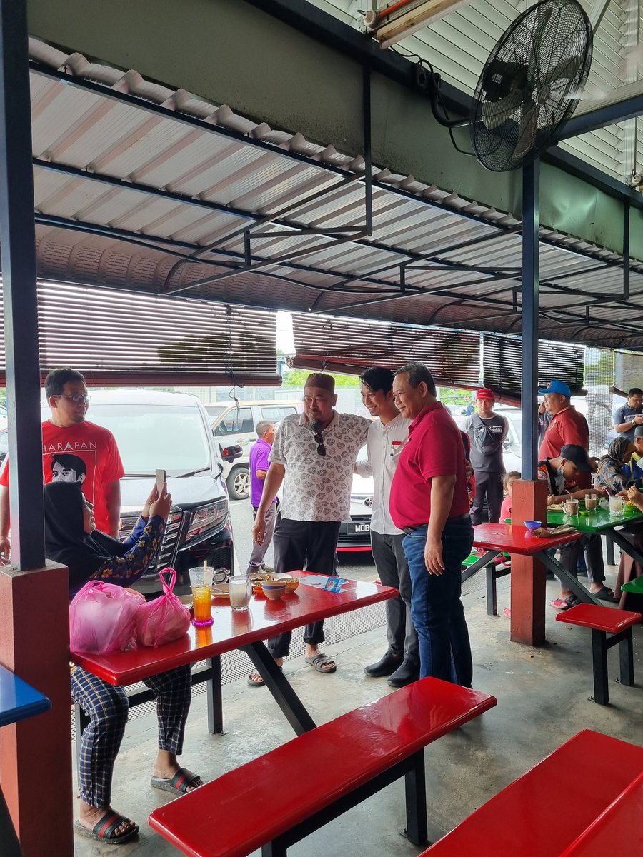 _ezalzamri's tweet photo. Sdr @AdamAdli dan MB Negeri Sembilan, @MenteriBesarNS di Pasar Besar Melaka! #PRU15 #P137 #HangTuahJaya #Harapan #KitaBoleh https://t.co/l2xodKXO51