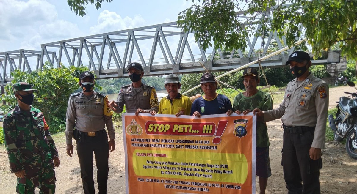 chan_ikhlas's tweet photo. #polripresisi Pelaksanaan patroli bersama TNI POLRI dan sosialisasi aktivitas Peti kepada warga https://t.co/ySr9Lgu0Jt