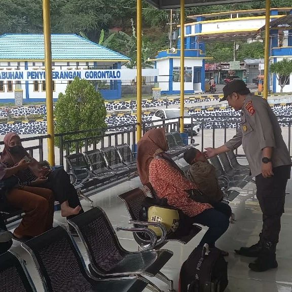 polsekkpg's tweet photo. ANGGOTA POLSEK KPG MELAKSANAKAN PEMERIKSAAN BARANG BAWAAN SERTA MEMBERIKAN PESAN-PESAN KAMTIBMAS KEPADA PARA PENUMPANG KAPAL.

#polripresisi 
#polsek Kawasan pelabuhan gorontalo https://t.co/gCURcjlqvq