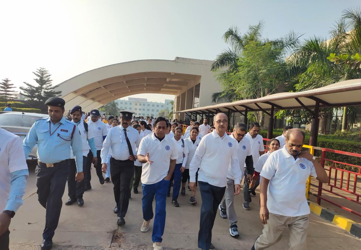 AIIMSBhubaneswr's tweet photo. @AIIMSBhubaneswr #Walkathon for #DiabetesAwareness 
Executive Director Dr Ashutosh Biswas, MS Dr S N Mohanty &amp; other dignitaries with students walked unitedly for awareness #25Mins per day &amp; #5Days #perweek
#EducationtoProtectTomorrow
@MoHFW_INDIA https://t.co/164W2dx4fc