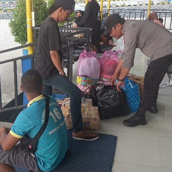 polsekkpg's tweet photo. ANGGOTA POLSEK KPG MELAKSANAKAN PEMERIKSAAN BARANG BAWAAN SERTA MEMBERIKAN PESAN-PESAN KAMTIBMAS KEPADA PARA PENUMPANG KAPAL.

#polripresisi 
#polsek Kawasan pelabuhan gorontalo https://t.co/gCURcjlqvq