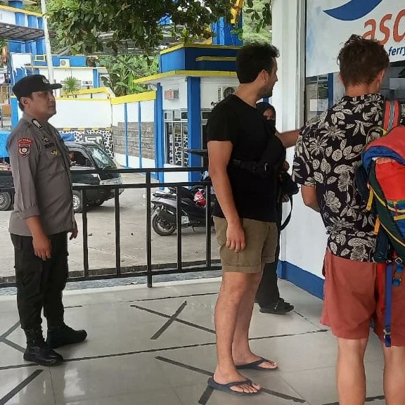 polsekkpg's tweet photo. ANGGOTA POLSEK KPG MELAKSANAKAN PEMERIKSAAN BARANG BAWAAN SERTA MEMBERIKAN PESAN-PESAN KAMTIBMAS KEPADA PARA PENUMPANG KAPAL.

#polripresisi 
#polsek Kawasan pelabuhan gorontalo https://t.co/gCURcjlqvq