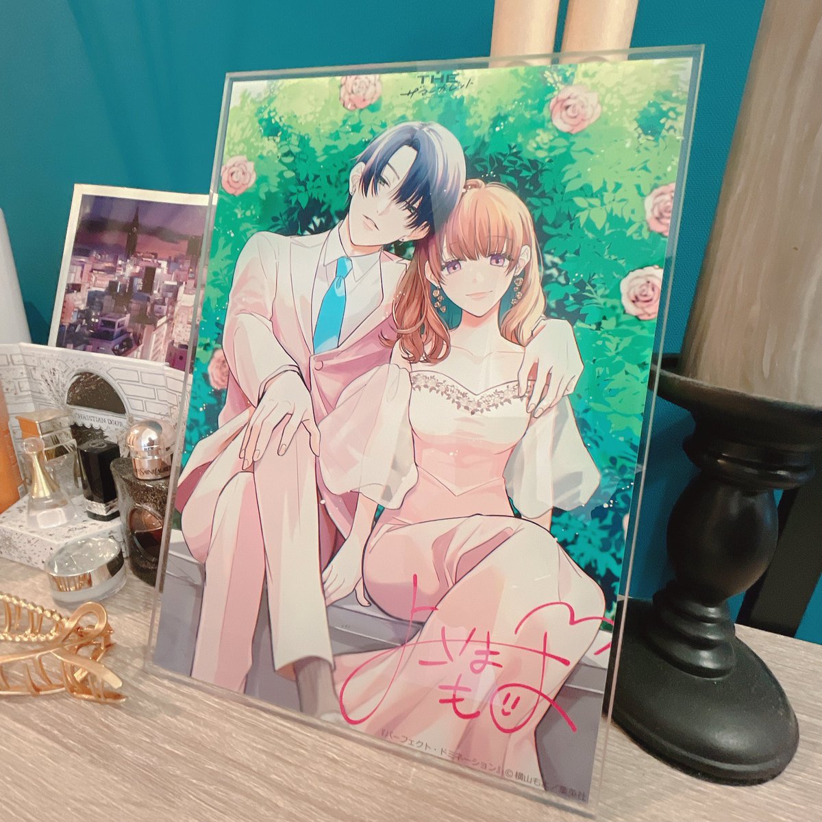 「ザマのプレゼント企画用のアクリルプレートが届いた!お、大きい〜〜〜〜〜!!発色綺」|横山もよのイラスト