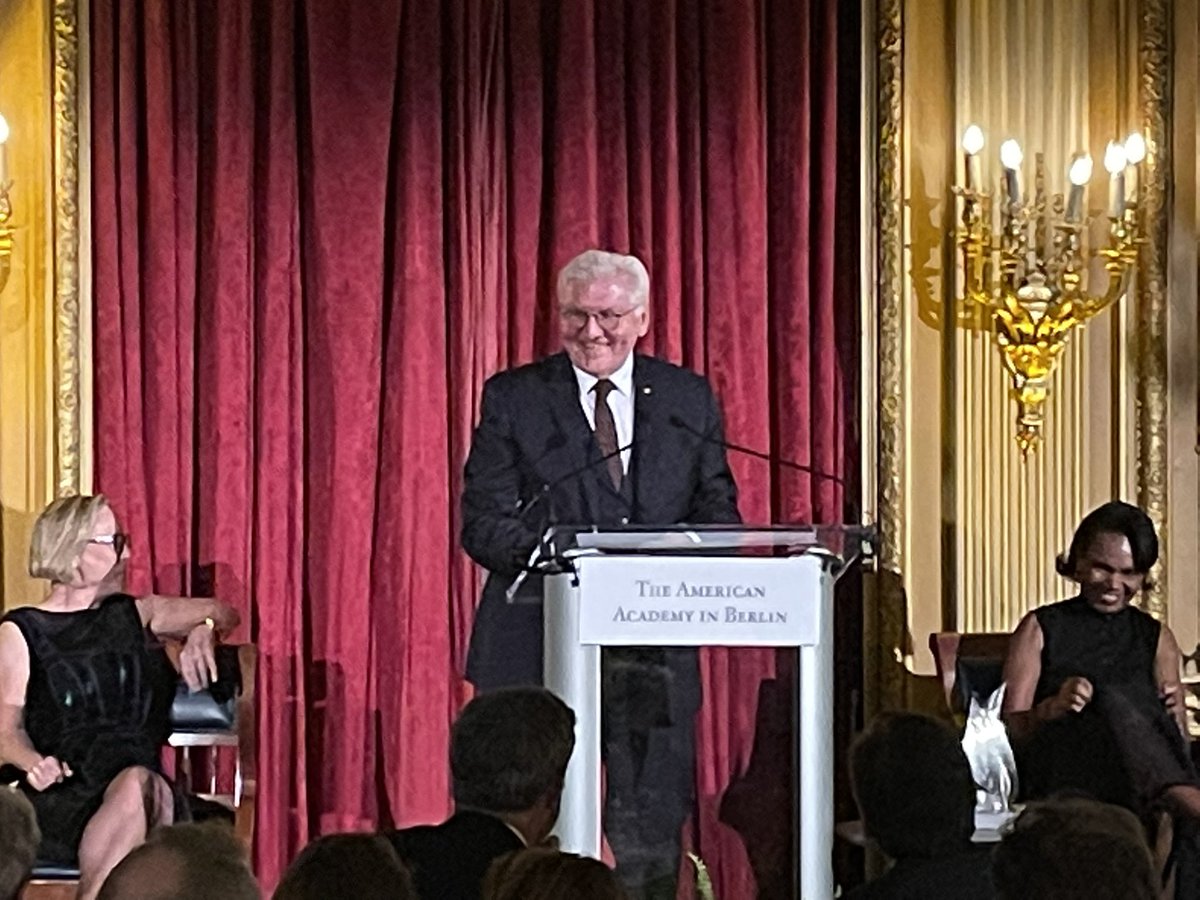 „Frank-Walter, ich kann Dir immer vertrauen”: 🇺🇸 Ex-Außenministerin Condoleezza #Rice würdigt Bundespräsident #Steinmeier in New York. Verleihung des #Kissinger Preises der <a href="/AmericanAcademy/">The American Academy in Berlin</a> an Steinmeier. Henry Kissinger ist aus gesundheitlichen Gründen verhindert. 🇩🇪🇺🇸 <a href="/welt/">WELT</a>