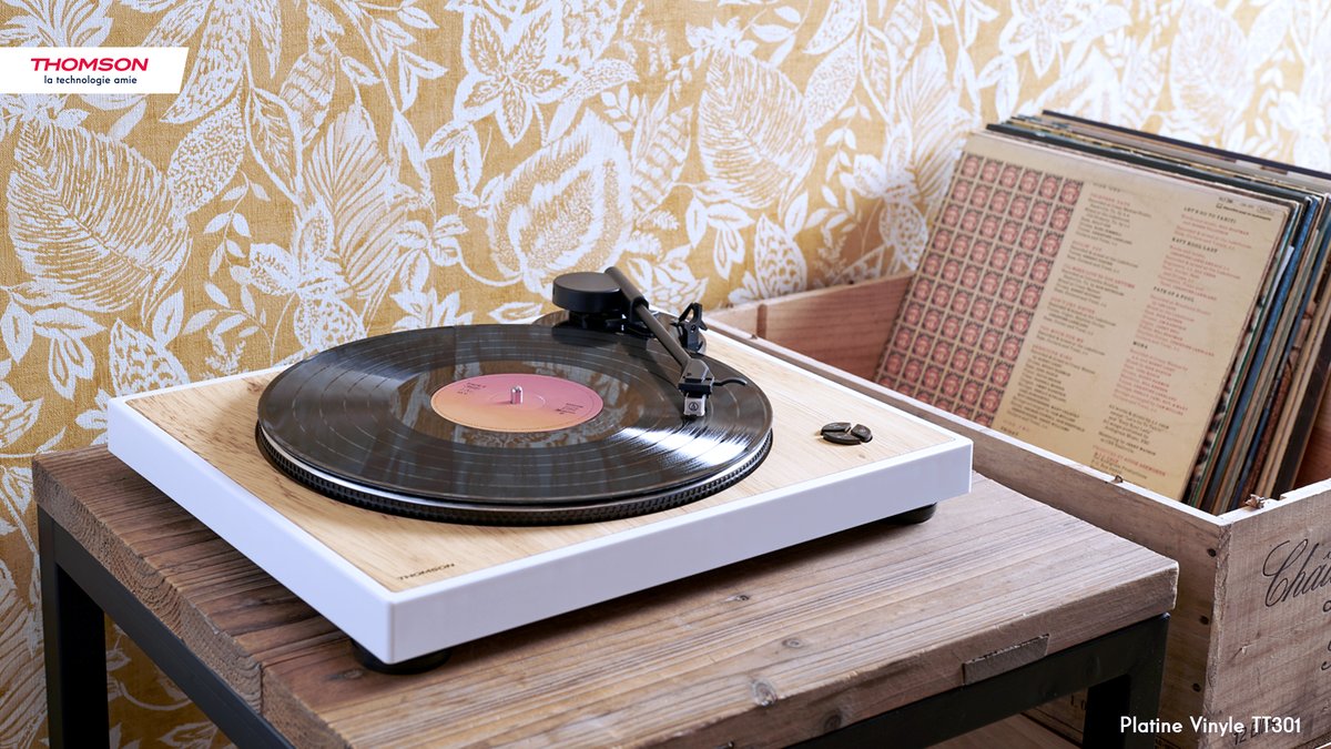 Thomson_FRA's tweet photo. La platine vinyle #Thomson TT301 vous permettra de profiter pleinement de vos 45 & 33 tours préférés, avec une petite touche d'élégance en prime ! 😍🎶
Quel disque écouteriez-vous en premier avec ? 🤔 #JeudiConfession
▶️ https://t.co/xYXbBFUw0g
#ThomsonAudio #TT301 #Musique https://t.co/im30GNIhAL