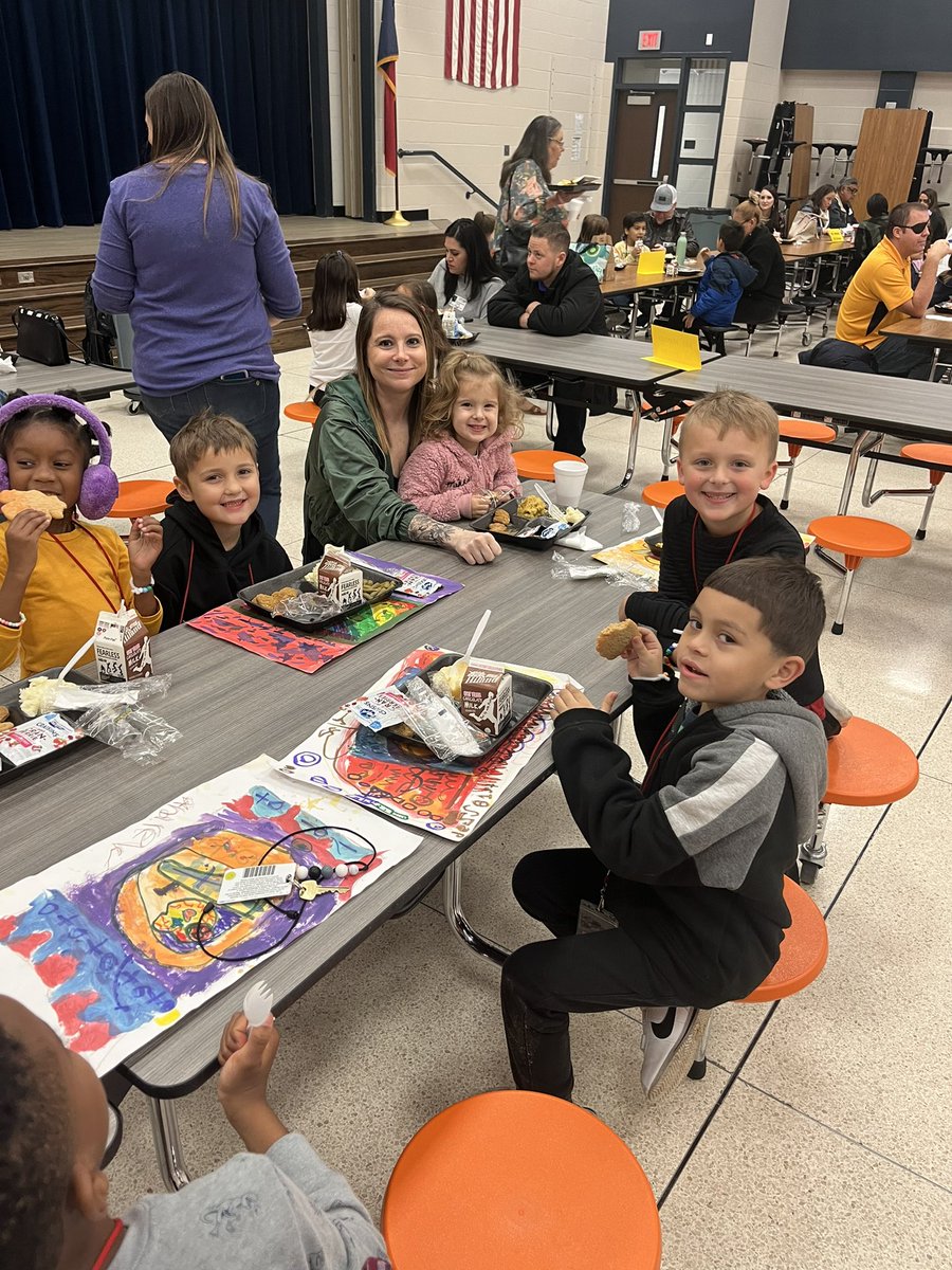 erin_ege's tweet photo. Our Thanksgiving lunch with families! 🧡🦃 #egeglows @HumbleISD_EGE https://t.co/76CoinpaYF
