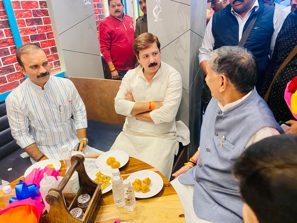 iManishankarP's tweet photo. #वाराणसी के रविन्द्रपुरी में La Pino'z Pizza के #उद्घाटन समारोह में सम्मिलित हुआ। 
साथ में पूर्व सांसद धनंजय सिंह, विधायक सुशील सिंह सहित एम०एल०सी० बृजेश सिंह प्रिंसु उपस्थित रहे। https://t.co/ApJktF4FMR
