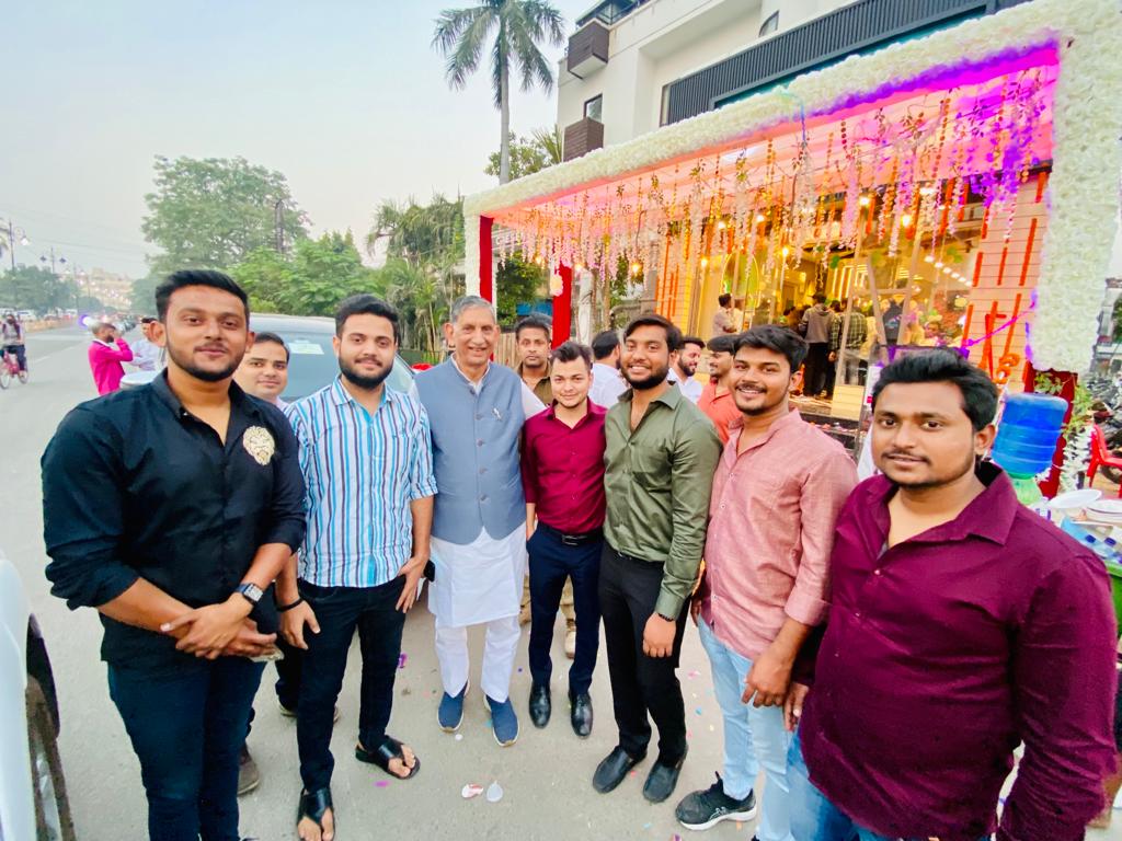 iManishankarP's tweet photo. #वाराणसी के रविन्द्रपुरी में La Pino'z Pizza के #उद्घाटन समारोह में सम्मिलित हुआ। 
साथ में पूर्व सांसद धनंजय सिंह, विधायक सुशील सिंह सहित एम०एल०सी० बृजेश सिंह प्रिंसु उपस्थित रहे। https://t.co/ApJktF4FMR