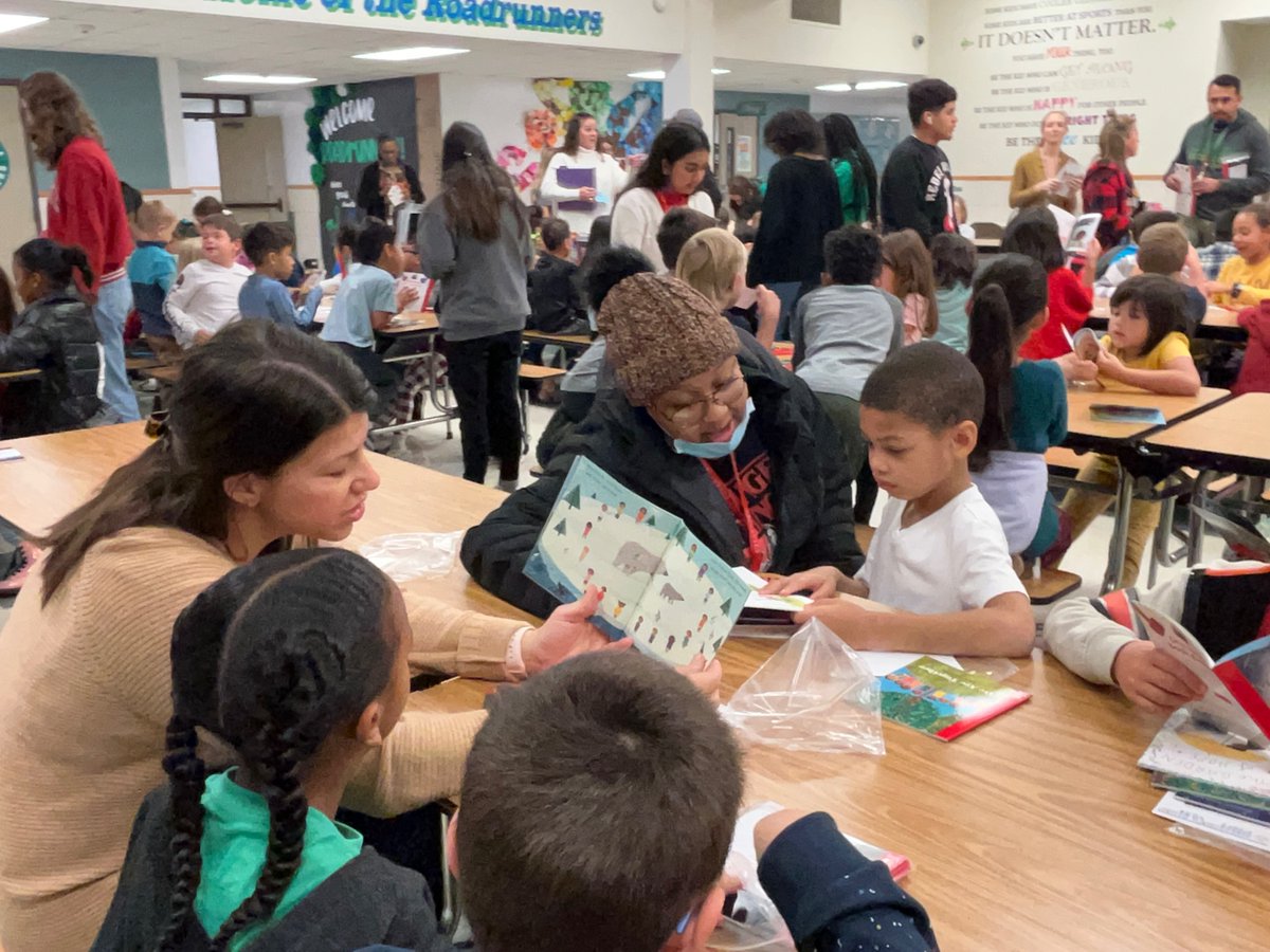 MsCainCHS's tweet photo. Today, @creekview_stuco leaders visited @RosemeadeSoars to deliver the gift of literacy! We’ve partnered with @CFALDRAcademy in the quest for #ImpactThroughAction. This semester, we’re participating in the #1MillionBookGiveaway 📖♥️📚 #CreekviewLeads https://t.co/siGiVsKHO0