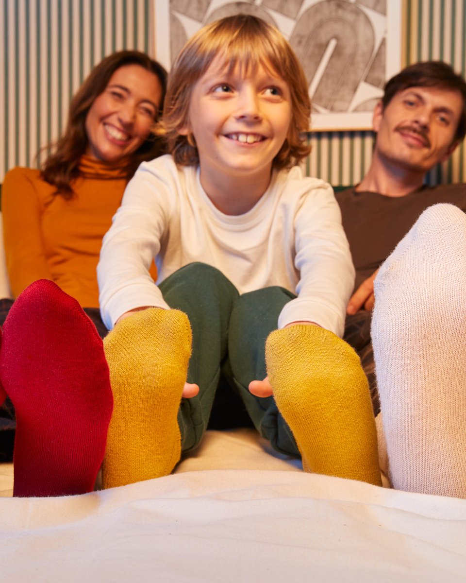 UniqloUSA's tweet photo. Brrrring on the cold weather!❄️ 

Licensed to chill, our HEATTECH Crew Neck T-Shirts and HEATTECH Socks will keep the family warm and cozy all season long.  🍂 

Shop our full HEATTECH collection in stores + online at https://t.co/johOExZDzS

#Uniqlo #Uniqlousa  #TheHeatGoesOn https://t.co/YXztQU6suk