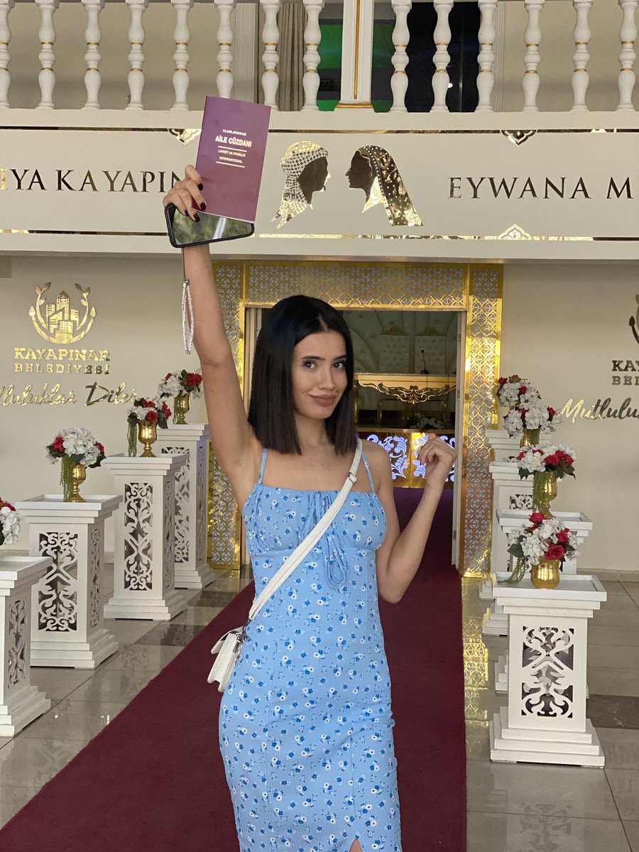 Meryemsevimmm's tweet photo. Bir gün bu şekilde kendi evlilik cüzdanını sallayabilirdi. İzin vermediler. meryemime kıydılar !!!!!sesini yükselt !!!!!! 
Katil hala dışarda!!!
#meryemsevimicinadalet #meryemsevim https://t.co/jfWkQtLv6B