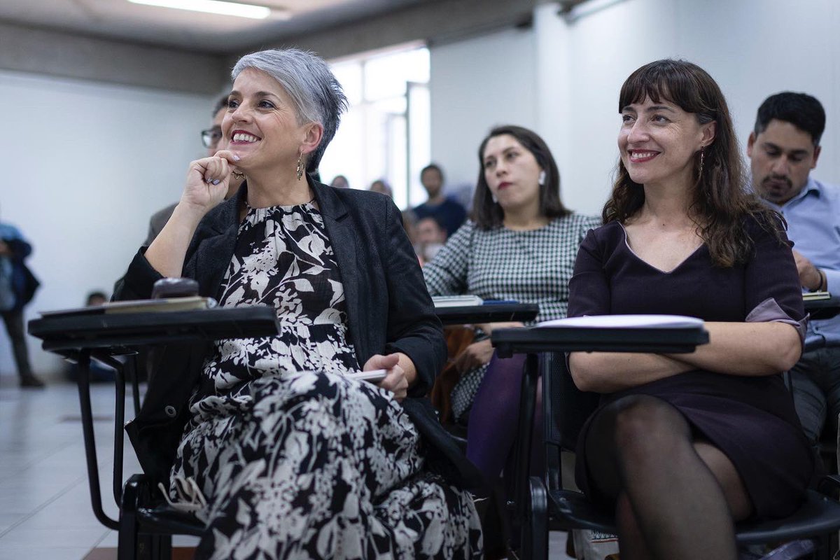 SeremiCienciaS's tweet photo. Hoy la seremi @gaia_stegui acompañó a la Subsecretaria @cgainza en la @UC_Temuco para inaugurar la Mesa Intercultural para promover el diálogo de saberes y conocimientos en la Macrozona Sur. Esta es gestada por @nodoconexionsur y liderada por @UFrontera y el @min_ciencia 👏👏👏. https://t.co/DYKTKWl9dY
