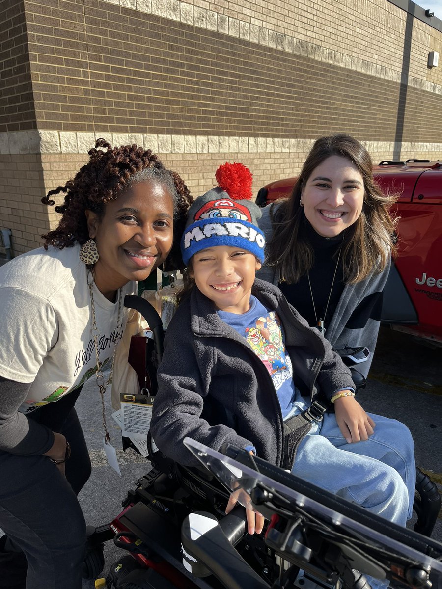 DaNishaDeal's tweet photo. The look of excitement when we finally get the iPad mount securely on his wheelchair so this young man can communicate everywhere he goes on campus!!! Not sure who was more excited! 
#OTATPTcollaboration @slp_gsandoval @Brady_Escamilla @aldinesped https://t.co/LEGN9gInCV