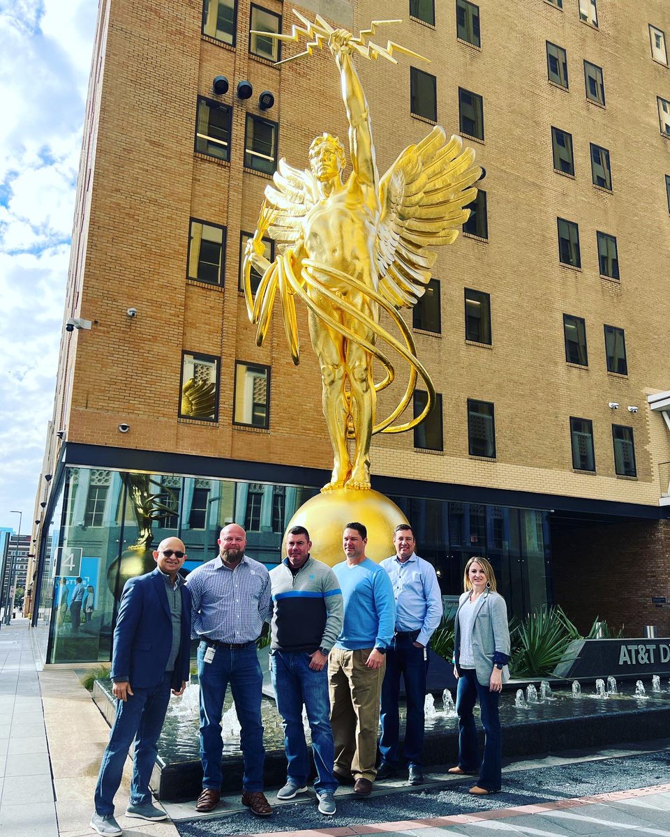 KendraDRoss's tweet photo. Hanging with Allcom leaders in downtown today, touring Fiber room and discovery district. Great experience if you have not had the opportunity! πππ€
#lifeatatt #attemployee #HQ #DowntownDallas #discoverydistrict #Fibercomingsoon #allcomwireless https://t.co/N1eiFIyJkc