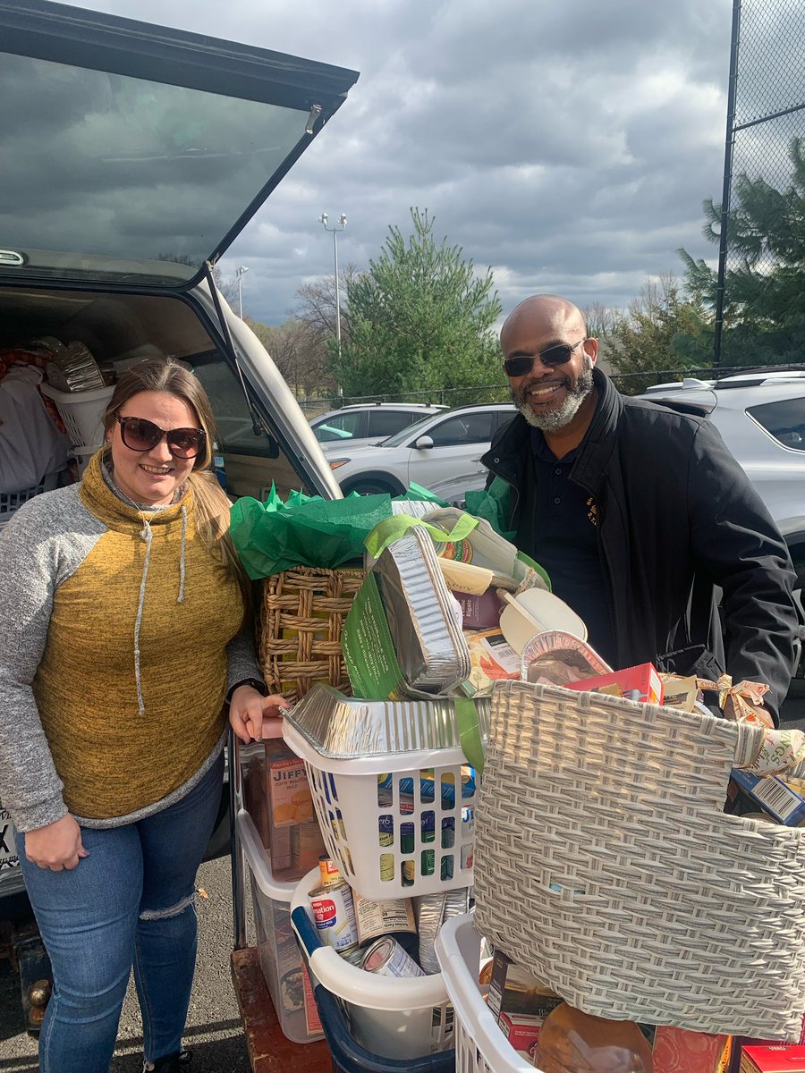 BlufordStem's tweet photo. City Schools Rebeccah Henry
Specialist-Volunteer Engagement
Baltimore City Schools found a donor to supply families at BDJ with thanksgiving baskets.  @BlufordStem @BaltCitySchools @BDJprincipal4 @bmorechildren https://t.co/5ISpuqVgTW