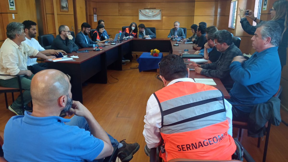 Senapred's tweet photo. Delegado presidencial Regional, Directora #ONEMIAraucania, Municipio de Pucón, SERNAGEOMIN, dirección de CONAF, Vialidad y bienes nacionales se reúnen con dirigentes del área turismo de Pucón para tratar materias viales y otras sobre la alerta amarilla del Volcán Villarrica. https://t.co/C62Q8tDKPU