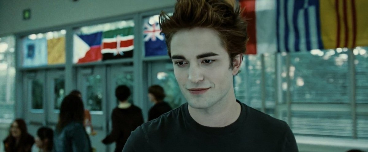 saraapages's tweet photo. i don't think twilight fans really appreciated how well robert pattinson played edward's signature crooked smile because he nailed it! https://t.co/Uhhr8PSbc2