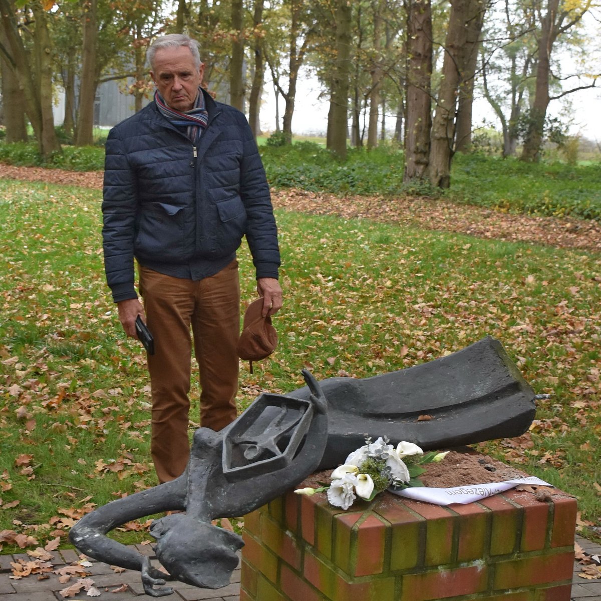 Unbekannte beschädigen Mahnmal „Die Verzweiflung von Meensel-Kiezegem“, in der KZ-Gedenkstätte Neuengamme. Die Polizei ermittelt, ob es sich um eine politische Tat oder Vandalismus handelt. Die Satue soll möglichst schnell wieder aufgestellt und fest verankert werden.