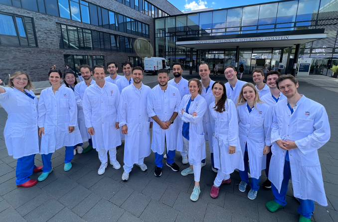 Roland Tilz (@rolandtilz) on Twitter photo Wir suchen Sie!
👉Studienärztin* Studienarzt Klinik für Rhythmologie
👉Arbeiten am Universitätsklinikum der Zukunft
👉Klinik für Rhythmologie
👉Kommen Sie in unser Team - zum nächstmöglichen Zeitpunkt
<a href="/giuliavogler/">Julia Vogler</a> <a href="/ChristianHeeger/">Christian-H. Heeger</a> <a href="/UKSH_KI_HL/">Universitätsklinikum Schleswig-Holstein</a> <a href="/AGEP_DGK/">AGEP</a>
jobs.uksh.de/job/L%C3%BCbec… Wir suchen Sie!
👉Studienärztin* Studienarzt Klinik für Rhythmologie
👉Arbeiten am Universitätsklinikum der Zukunft
👉Klinik für Rhythmologie
👉Kommen Sie in unser Team - zum nächstmöglichen Zeitpunkt
<a href="/giuliavogler/">Julia Vogler</a> <a href="/ChristianHeeger/">Christian-H. Heeger</a> <a href="/UKSH_KI_HL/">Universitätsklinikum Schleswig-Holstein</a> <a href="/AGEP_DGK/">AGEP</a>
jobs.uksh.de/job/L%C3%BCbec…