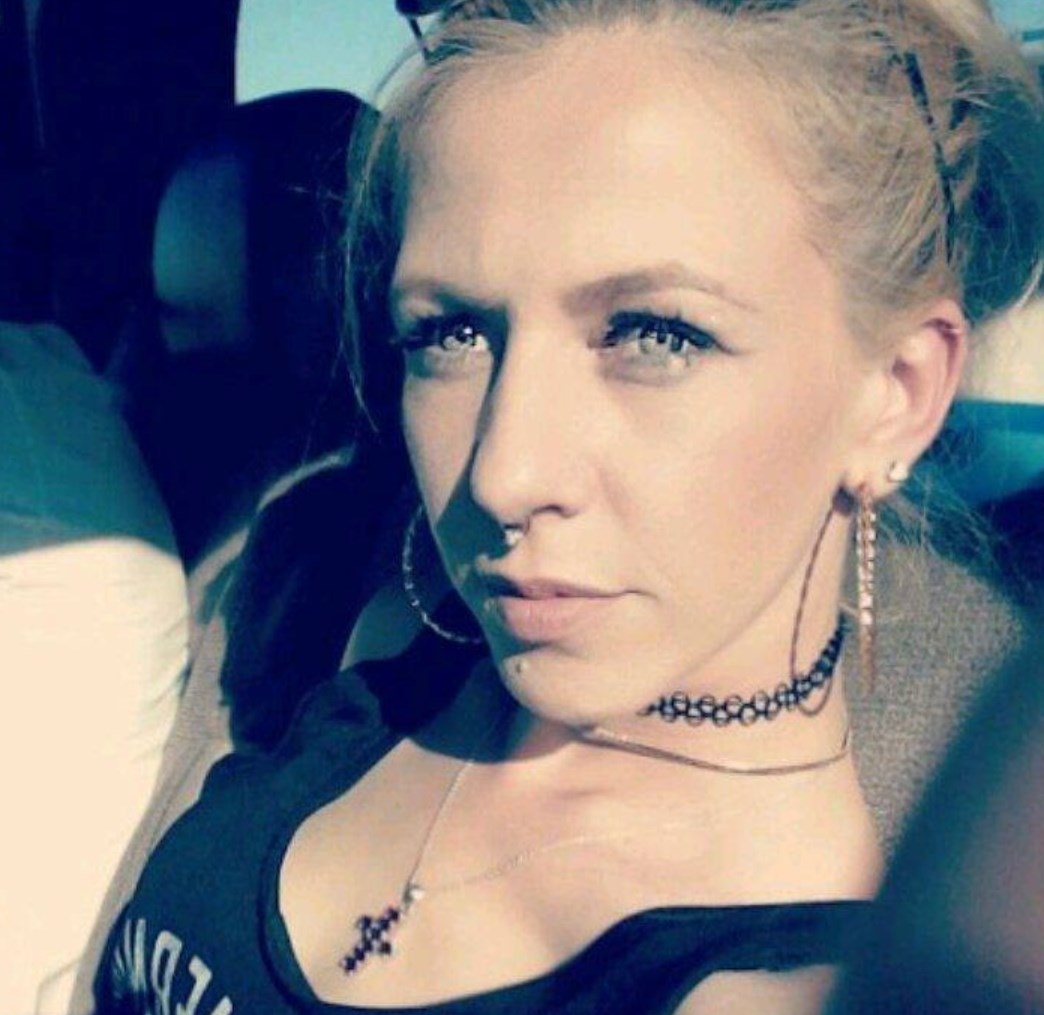AntoniaKiss69's tweet photo. kein BH,..Wem darf ich meine nudes senden? https://t.co/Ut4WIUqOqh
