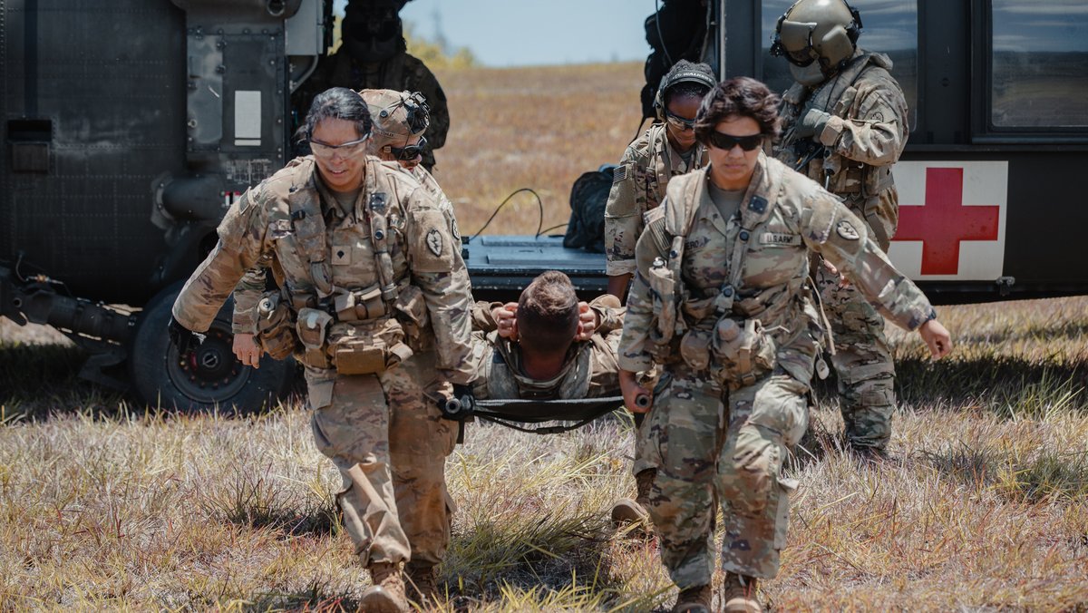 USArmy's tweet photo. The #SoldiersCreed 

"I am an American Soldier...
I am a warrior and a member of a team."

In this photo, 2nd Infantry Brigade Combat Team Soldiers engage in medical training during Operation Nakoa Fleek.

📸 by Staff Sgt. Brenden Delgado https://t.co/O3Ly7Y3Pdq