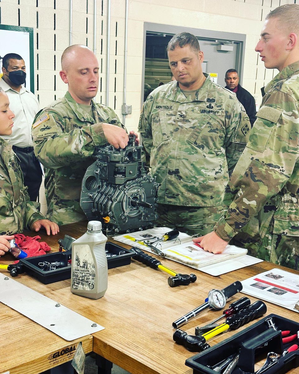 WheelTraining's tweet photo. The @WheelTraining welcomed Colonel Montague of @4thInfDiv for a tour of our facilities. COL Montague we enjoyed your visit and hope to have you back soon. #goordnance #traintomaintain @SCoE_CASCOM @ChiefofOrdnance @TRADOC @USAODCorps @USArmy @59thOrdnanceBDE @16OD_BN @USArmySMA https://t.co/FK5PV3j2s6