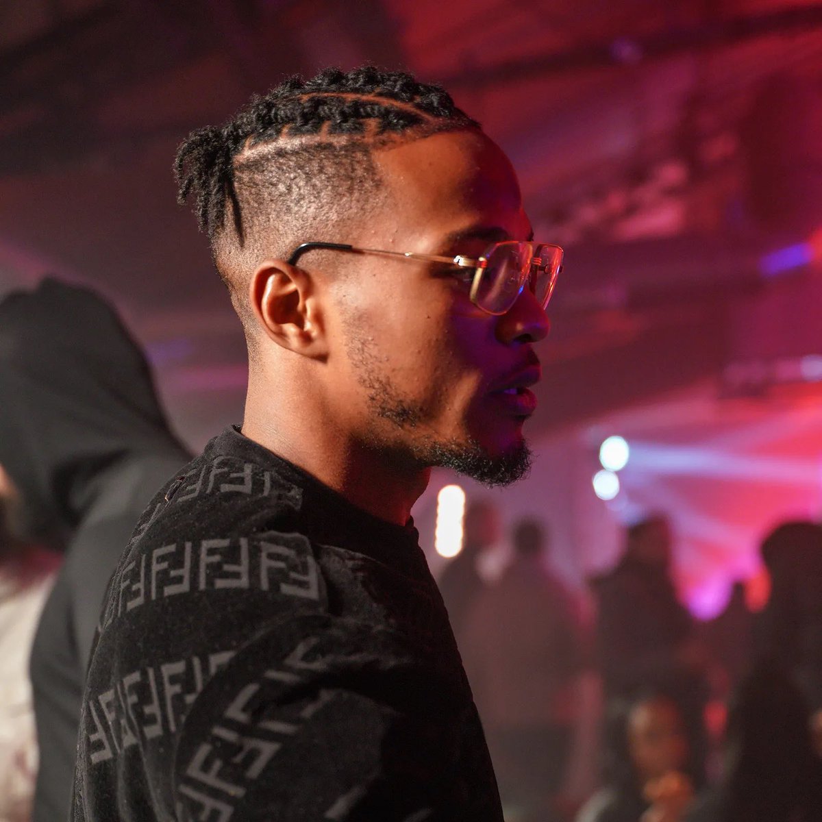 RapFrActus's tweet photo. 🚨NISKA a fait son premier concert à L’Accor Arena de Bercy ce soir ! 

Avec des gros invités : Ninho, Tiakola, Koba LaD, Soolking, 1Plike, Landy, Guy2Bezbar et Naza 

Un gros gros show 👏 https://t.co/ogoxqIgA9d
