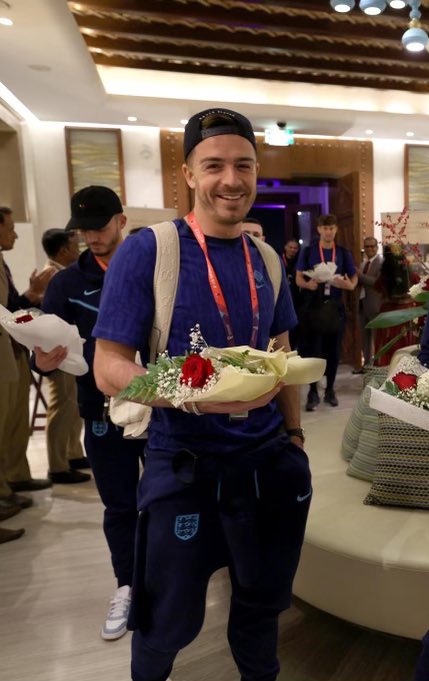 ArsenalBuzzCom's tweet image. 🏴󠁧󠁢󠁥󠁮󠁧󠁿| Jack Grealish on when the England team arrived at the hotel in Qatar: “We all got given flowers. I haven’t put them in a vase yet. There was a camel and that as well, I got on the camel’s back, there was a bird, I don’t know what bird it was.” [@talkSPORT] #WorldCup2022