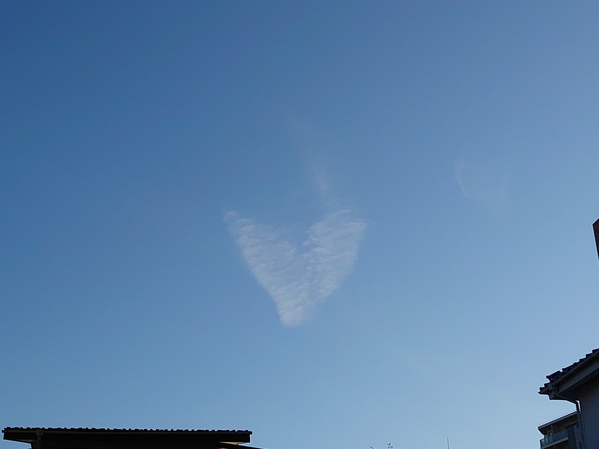 teatimeF's tweet photo. @bornfreeonekiss
通勤途中に
#Fallinbow 🌈
#BREAKING_DOWN
聴きながら歩いてて
ふと空を見上げたら
♡の雲
何だかとても嬉しくて😄
今日は(も)きっと良いこと有るよ🤗🌸🍀
#jj
#ジェジュン
#Our_Secret https://t.co/PdTAdGswPy