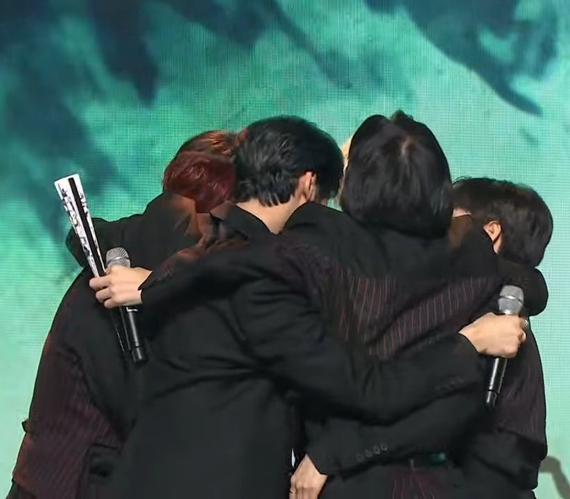 xionibear's tweet photo. 211117 - 1 year ago, oneus won first place with luna !! ๐ญ๐ค https://t.co/KT5aD8RfEb
