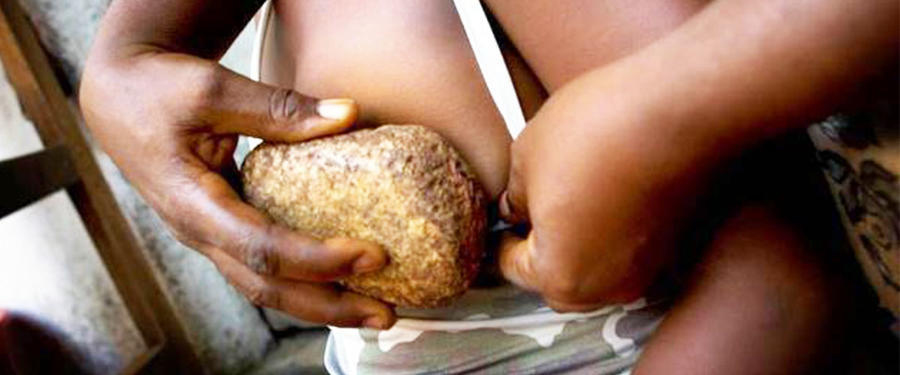 Limportant_fr's tweet photo. «Pour ma soeur Elah, je dénonce la pratique du repassage des seins au Cameroun!» https://t.co/2i1RPyuwjS #Afrique https://t.co/QHBMHsH1WM