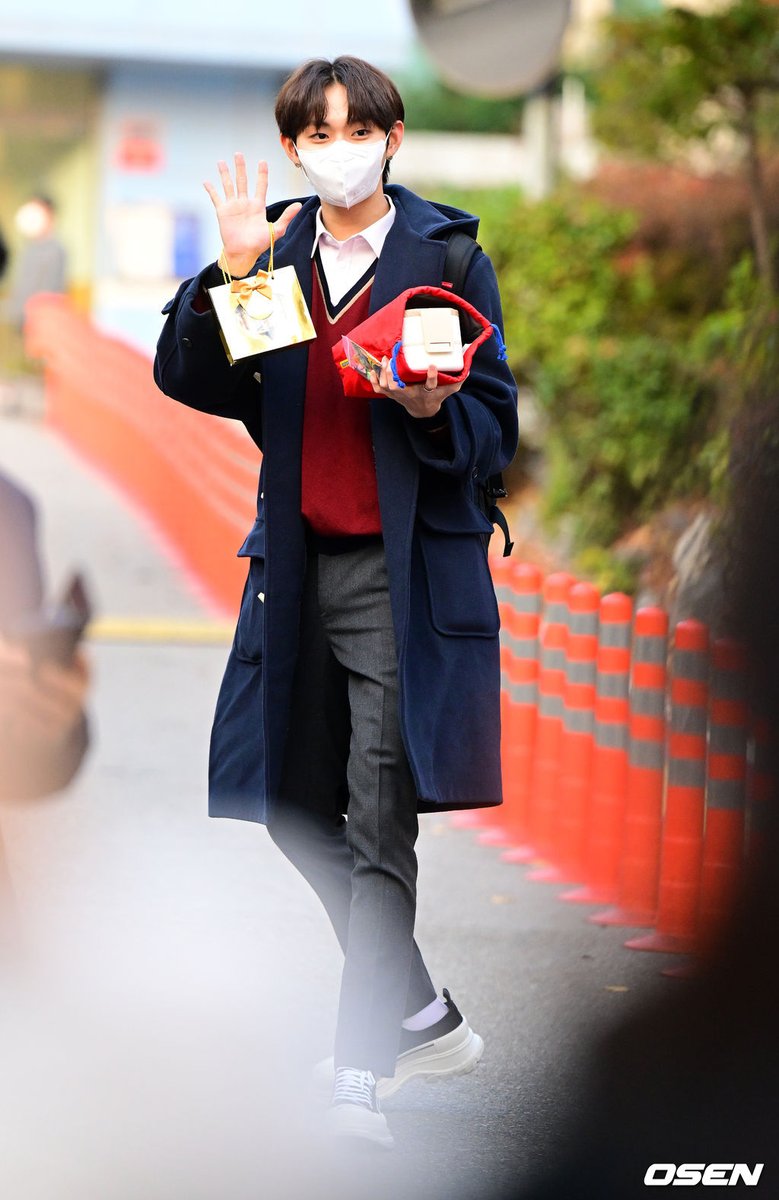 [PHOTO] 221117 — WonBin is heading to the '2023 College Scholastic Ability Test (CSAT)' was held at Seocho High School today!

#ATBO #에이티비오