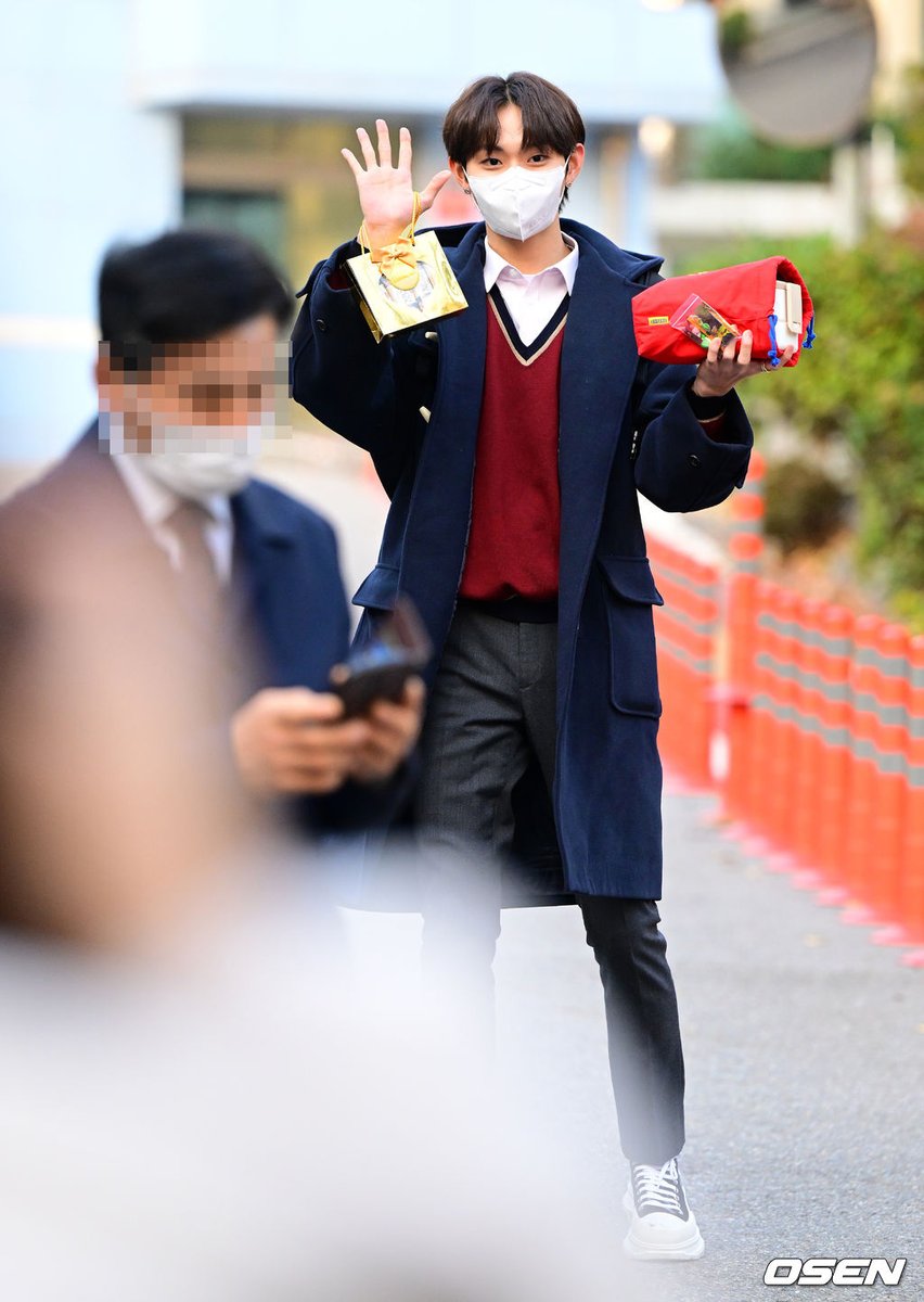 ATBO_UPDATES's tweet photo. [PHOTO] 221117 — WonBin is heading to the '2023 College Scholastic Ability Test (CSAT)' was held at Seocho High School today!

#ATBO #에이티비오 https://t.co/p2uD04b1n5