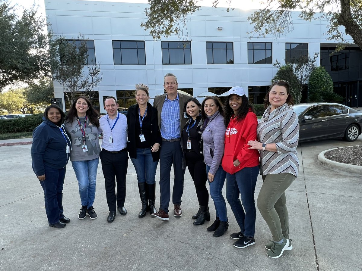 A beautiful day at our North Houston Contact Center picnic — thanks to everyone that takes care of our customers 365/24/7. And welcome to Louis, our new Director, Customer Care & Baggage Recovery! #beingunited