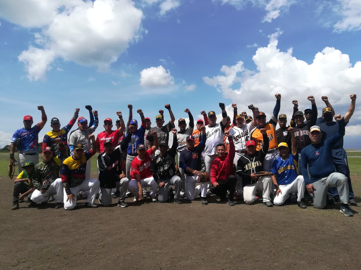 CODAI_FANB's tweet photo. 🔴#16Nov Continuando con las actividades del 44° Aniversario del @CODAI_FANB, se llevó a cabo el encuentro de softbol y voleibol entre el EM del CODAI y CESERLODAI contra el equipo conformado por las BDA.
#CODAISomosTodos #44Aniversario https://t.co/HGUPpHzcWC
