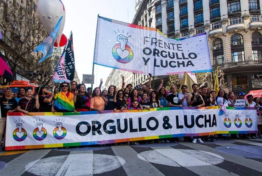 ScoutsIgualdad's tweet photo. Scouts ⚜️ en la 🏳️🌈 31° MARCHA DEL ORGULLO LGBT+ 🏳️⚧️ 2022, con el Frente "Orgullo y Lucha".
📷 ÁLBUM 8 DE 12 📸
#Orgullo2022 #Marcha31 #ScoutsConOrgullo #LlevoMiPañuelo #DiversidadSexual #InclusiónLGBT #MundoMejor https://t.co/wIsaM2gfre