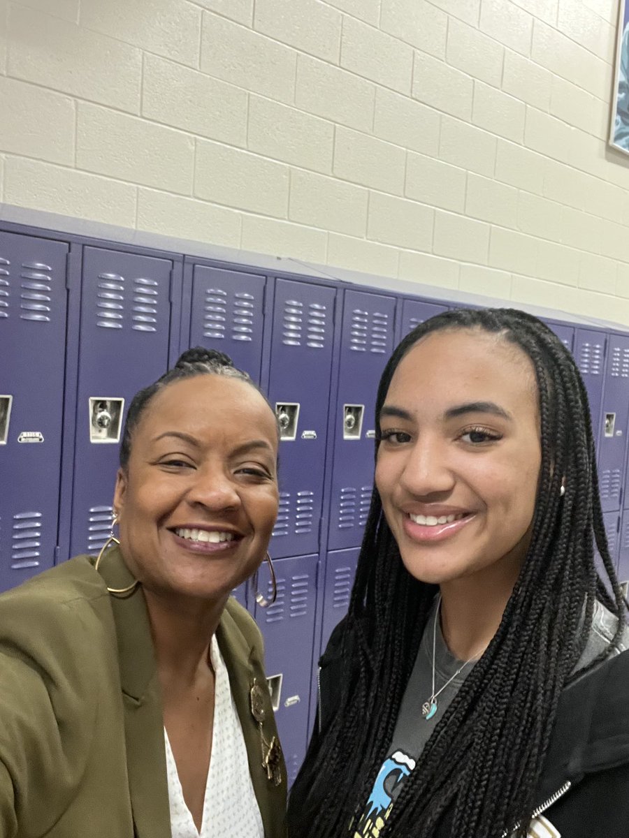 rvhs's tweet photo. We love when our Blazers come back to visit. #AlwaysABlazer @TgibsonGibson @AnyaMartin23 @DrBrendaMack @RidgeViewSports @RidgeView_StuCo @ridgeviewsfa https://t.co/gIimECMrhm