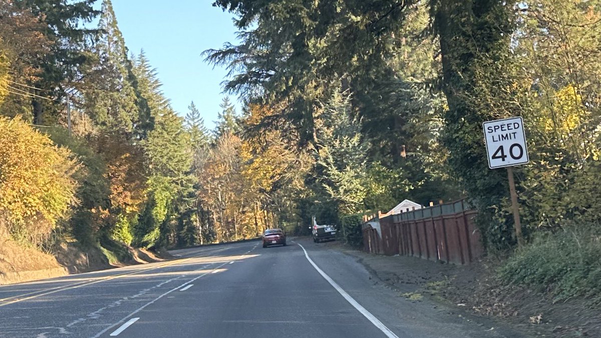 photoradarahead's tweet image. Going to #pdx? #beavertonvan is on SW Canyon as you start up the hill. Hiding in the brush around the corner 40mph. But could potentially be measuring in the 35mph.