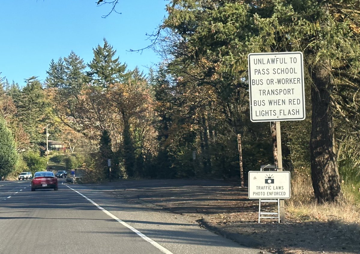 photoradarahead's tweet image. Going to #pdx? #beavertonvan is on SW Canyon as you start up the hill. Hiding in the brush around the corner 40mph. But could potentially be measuring in the 35mph.