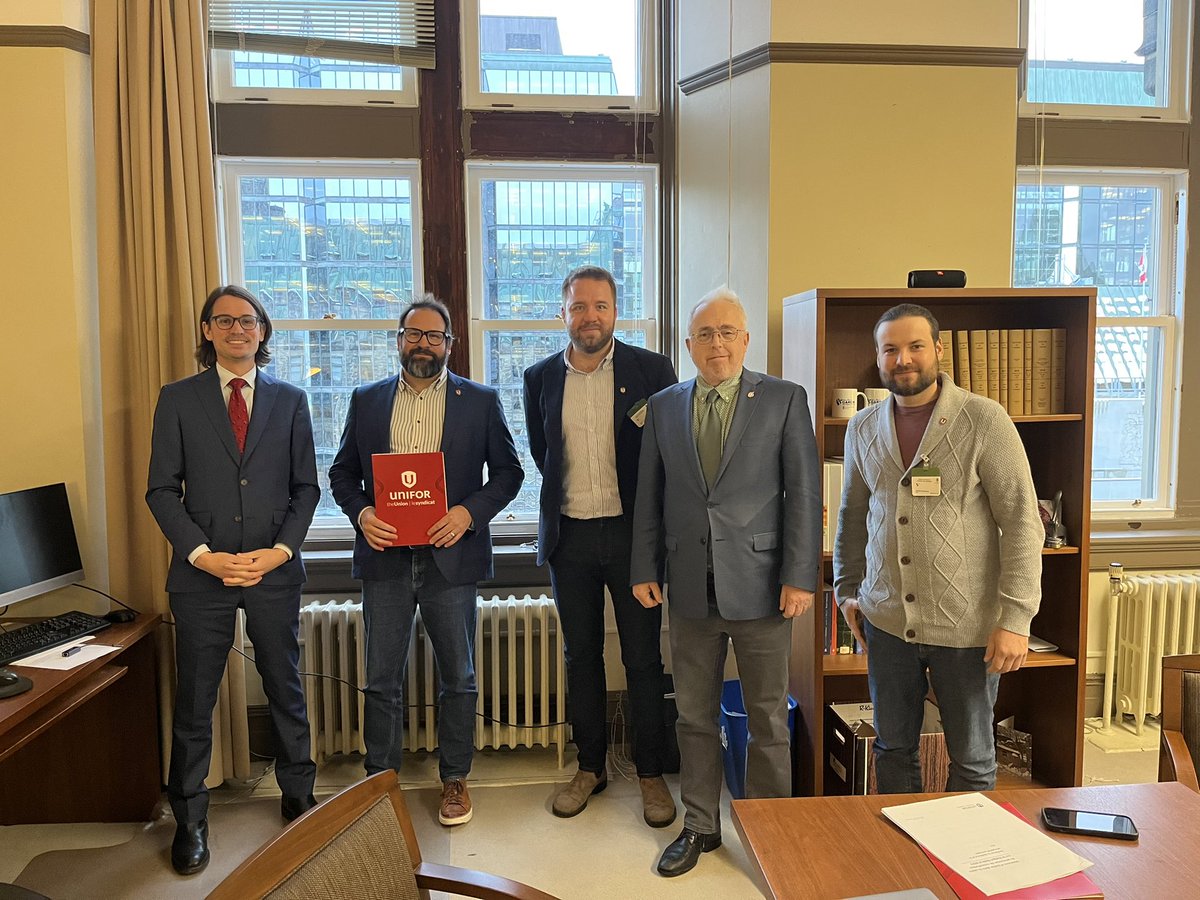 Merci à <a href="/JeanDenisGaron1/">Jean-Denis Garon ⚜️</a> et <a href="/trudel_denis/">Denis Trudel</a>  d’avoir pris le temps de nous rencontrer et d’avoir parler de transition juste et des autres priorités d’#unifor . #canlab #cdnpoli
