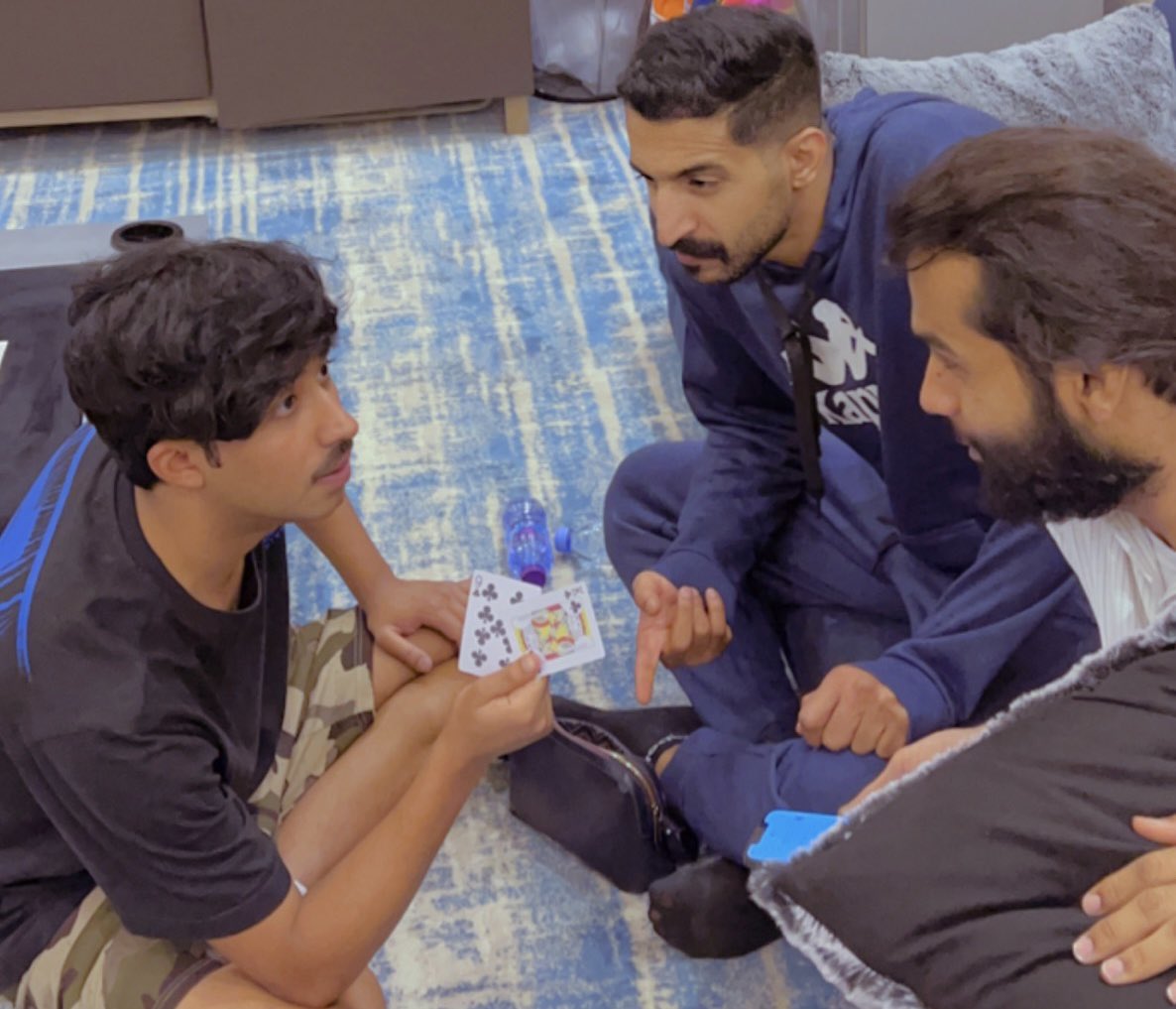 وش سالفة شايب الشيريا ؟ 🤫