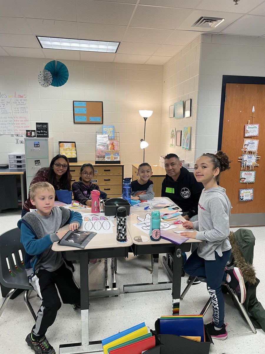 MsNarkevic's tweet photo. We LOVED having so many parents come in today to help us create our Thankful Turkeys! #AmericanEducationWeek @RLCPrincipal https://t.co/0tcaOkg1Zl