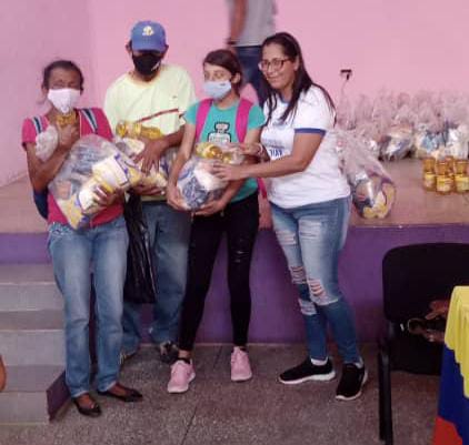#Bolívar | La Misión Alimentación dio inicio a la entrega de los sugeridos para garantizar la nutrición balanceada a personas, en el marco del Plan Venezuela Libre de Vulnerabilidad Nutricional en comunidades de #Upata, municipio Piar. ¡Alimentar es Vencer!