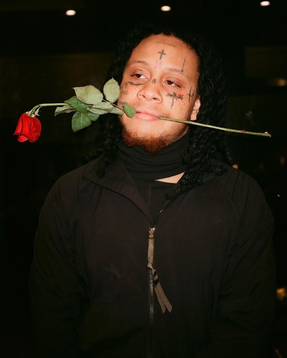 trippieredd's tweet photo. She say I’m Gloden 🦅 baby ima paper chaser 💿 comment 1400 ! https://t.co/ujWl2GE7xB