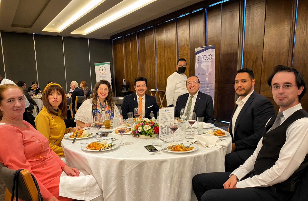 Comida con Empresarios @USEM, junto al presidente de <a href="/Coparmex_CDMX/">Coparmex Ciudad de México</a> <a href="/Armando_ZunigaS/">Armando Zúñiga</a>; Jorge Padilla y Pau Mendieta de USEM CDMX . 

En una charla con el Mtro. J Arturo Zapata. sobre salarios dignos. 

<a href="/APRO_MEX1/">APRO</a>