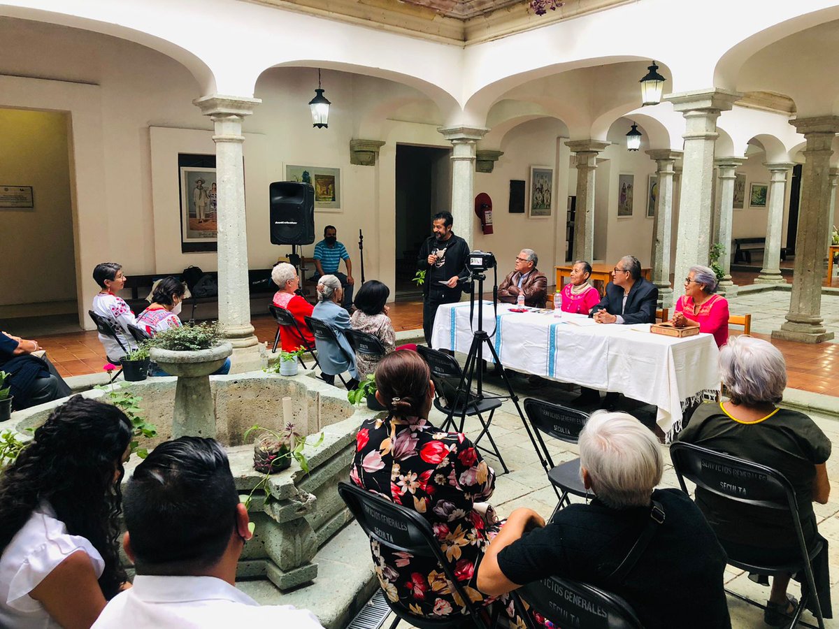 BPC_Oaxaca's tweet photo. Así presenciamos la presentación literaria de Denarios "Cuando la lluvia cesa" comentada por Mónica Ortiz, Julio Garcés y Jessica Santiago, por su tercer aniversario. https://t.co/3LZJVAZou1