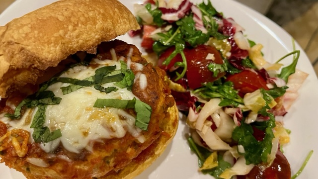 Chicken Parm Burgers, that's what's for dinner tonight!💕😋 Check out the video link for the recipe and how-to...youtu.be/p8TylHS3YcE #chickenparm #burger #easyrecipe #weekdaymeal #livestream #cooking #Philly #food